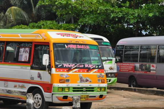 Os ônibus coloridos de Paramaribo, no Suriname